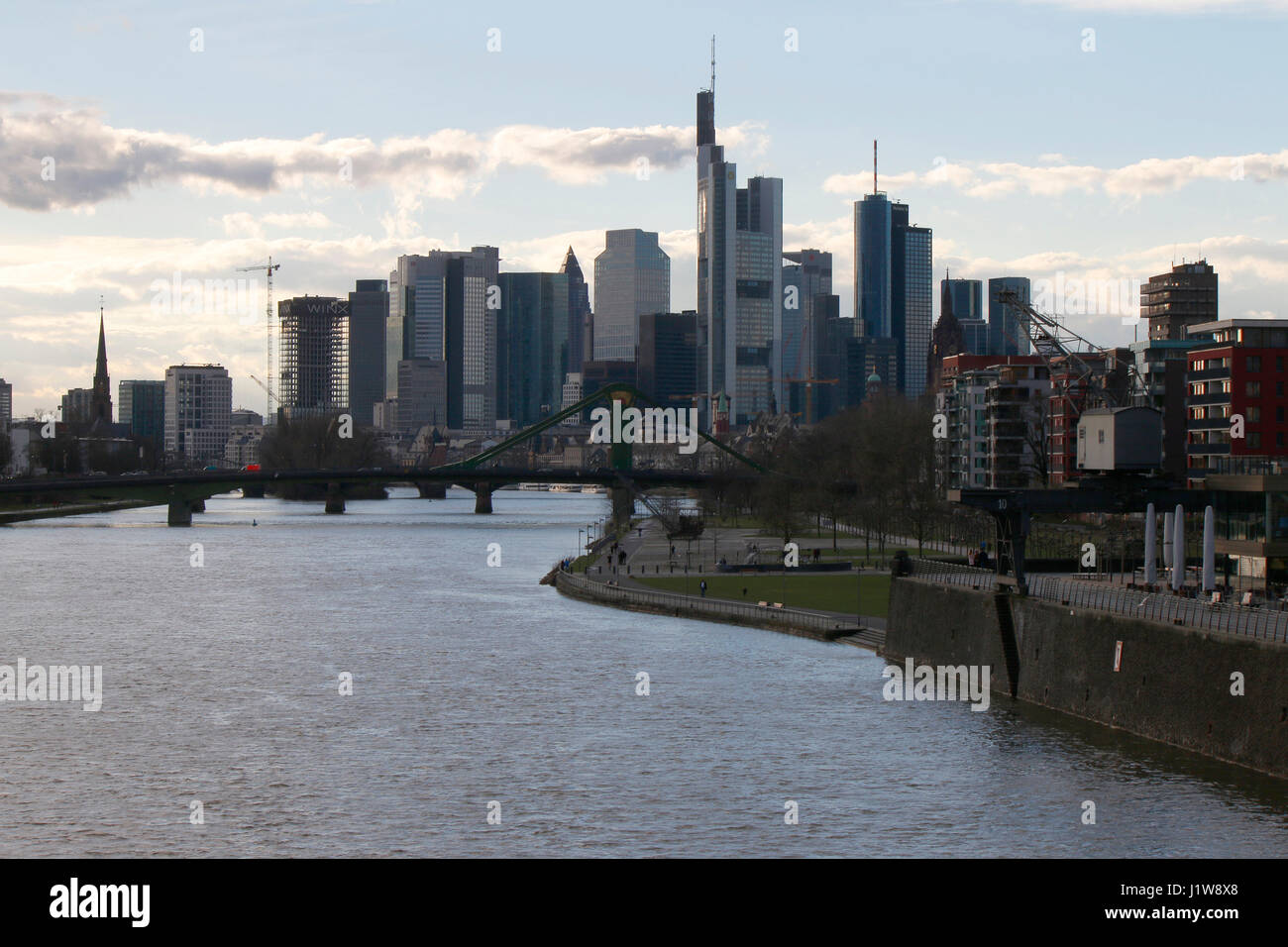 sterben Sie Skyline von Frankfurt Am Main u.a. Mit der Commerzbank Zentrale, Heleba Gebaeude Und Anderen Wolkenkratzer, Dem Main, Frankfurt Am Main. Stockfoto