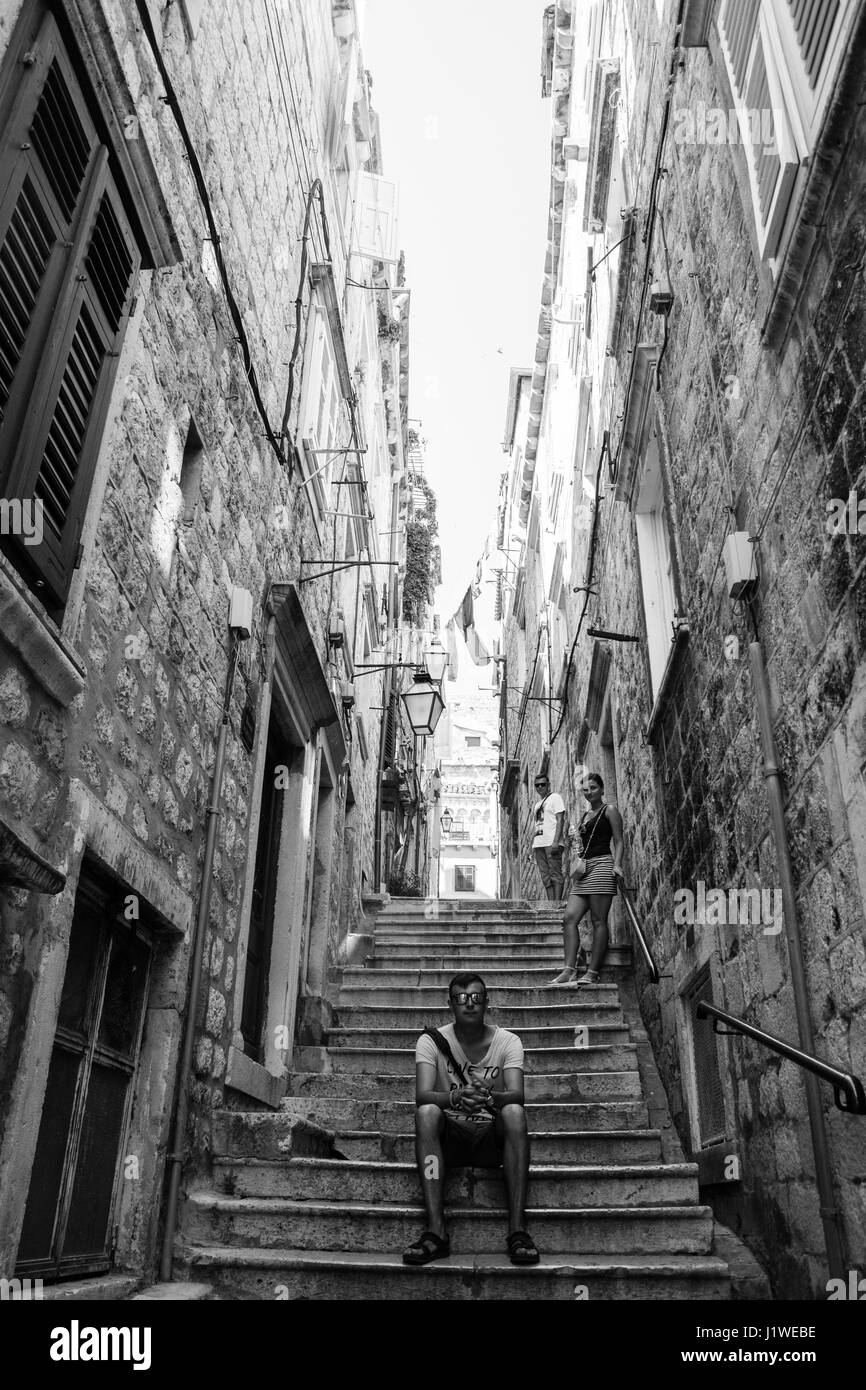 Junge Mann sitzt auf einer Treppe in der Altstadt Stockfoto