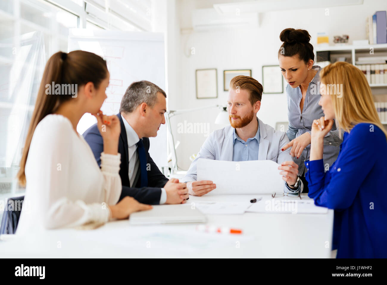 Geschäftsleute, die im Büro arbeiten und brainstorming Stockfoto