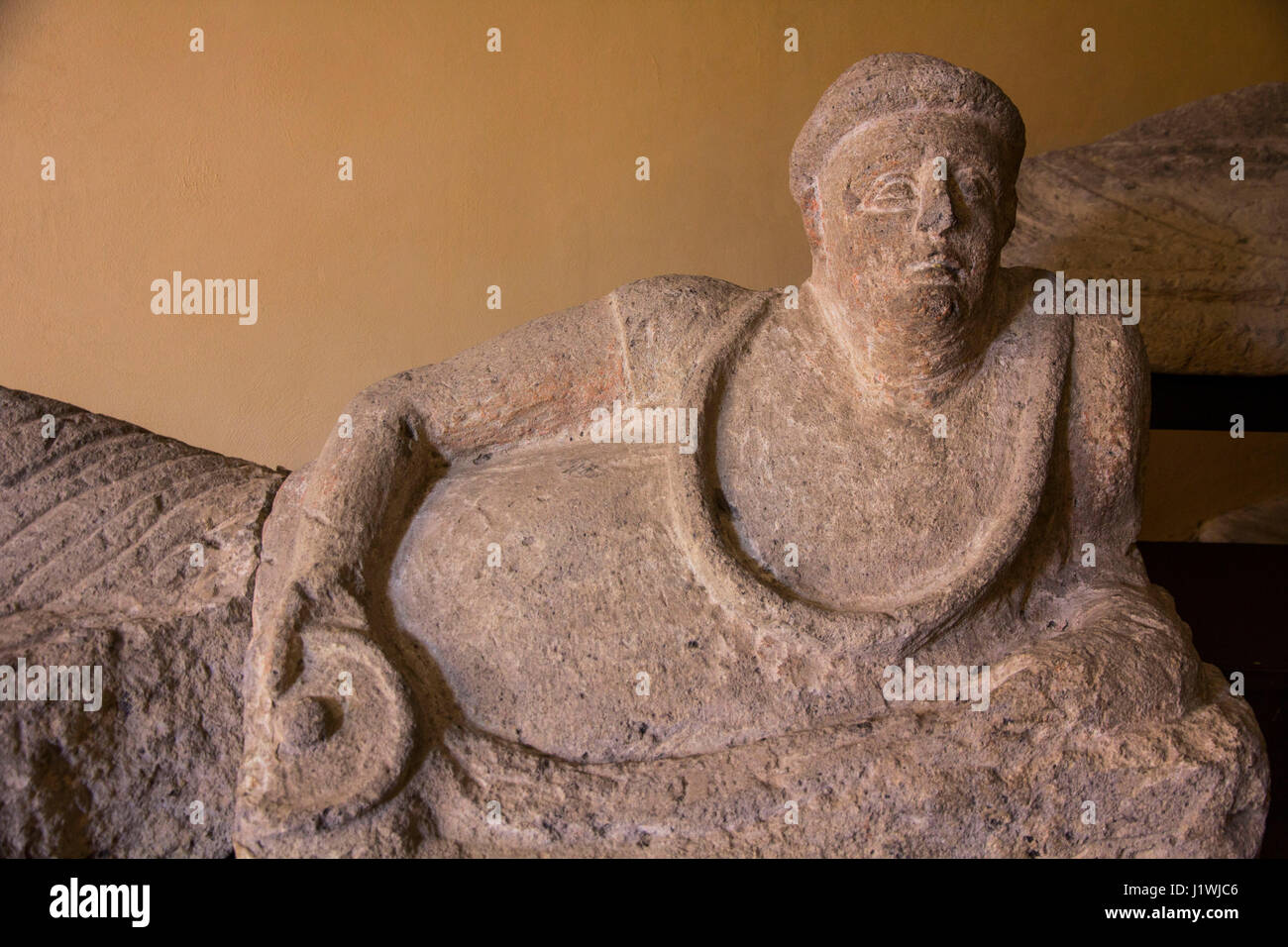 Das Nationale Archäologische Museum in Tarquinia, können Besucher aus nächster Nähe untersuchen eine herrliche Sammlung von Marmor und Alabaster etruskischen Sacrophagi.  Th Stockfoto