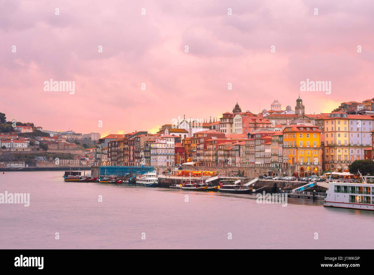 Altstadt von Porto bei Sonnenuntergang, Portugal. Stockfoto