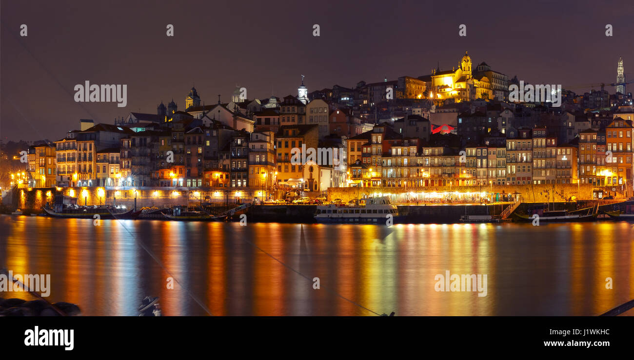 Altstadt von Porto in der Nacht, Portugal. Stockfoto