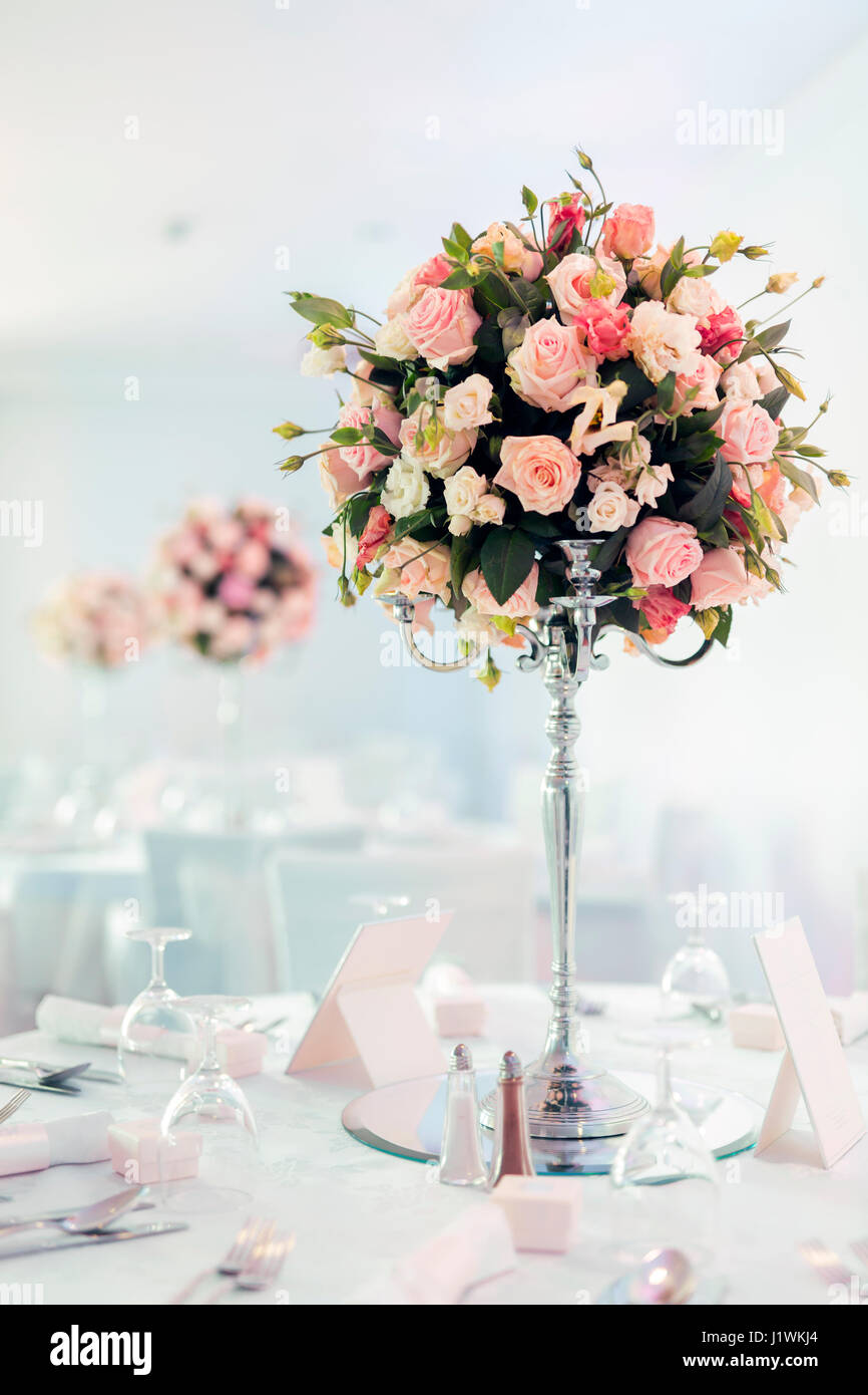 Schöne Dekoration auf Hochzeitstisch mit Rosen Bouquet Stockfoto