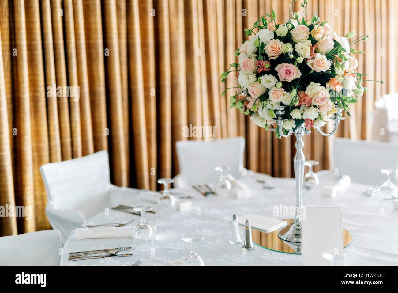 Schöne Hochzeitstische und Rosen im bouquet Stockfoto