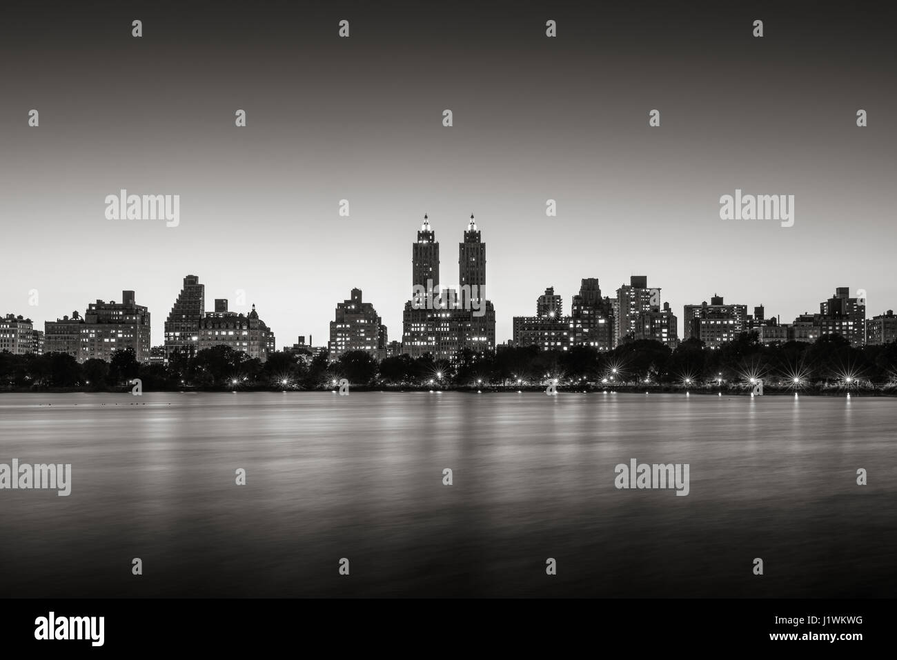 Upper West Side-Gebäude und der Central Park Jacqueline Kennedy Onassis Reservoir in der Dämmerung (schwarz-weiß &). Manhattan, New York City Stockfoto