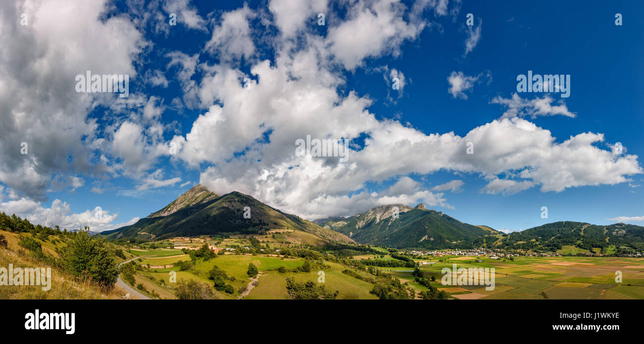 Panorama Sommer Blick auf das Dorf Ancelle und die Autane Berggipfel, Champsaur Tal, südlichen französischen Alpen, Hautes Alpes, Frankreich Stockfoto