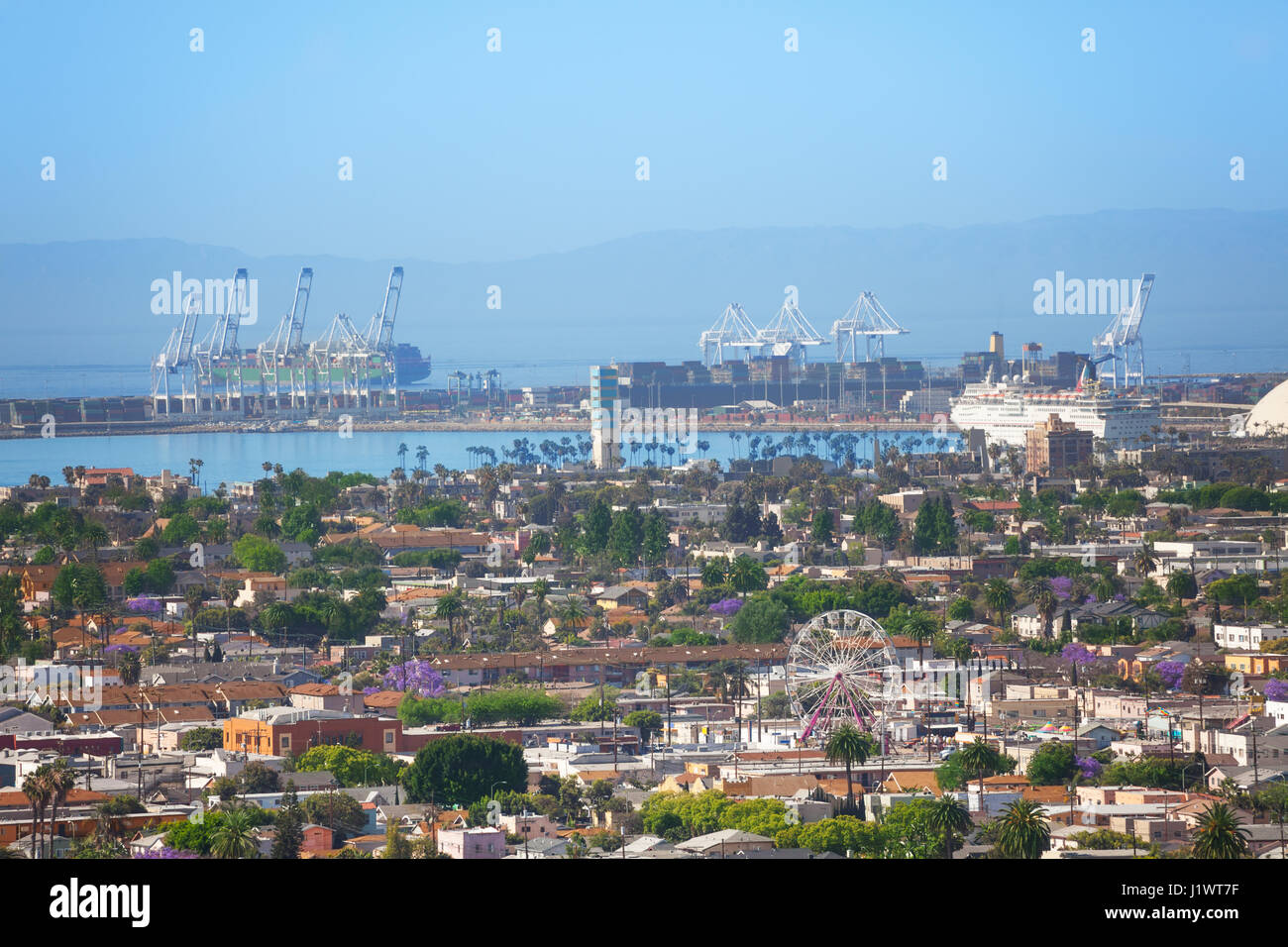 Luftaufnahme von Long Beach Harbor - größte Versand Hafen der USA mit Containern, hisst und Schiffen Stockfoto