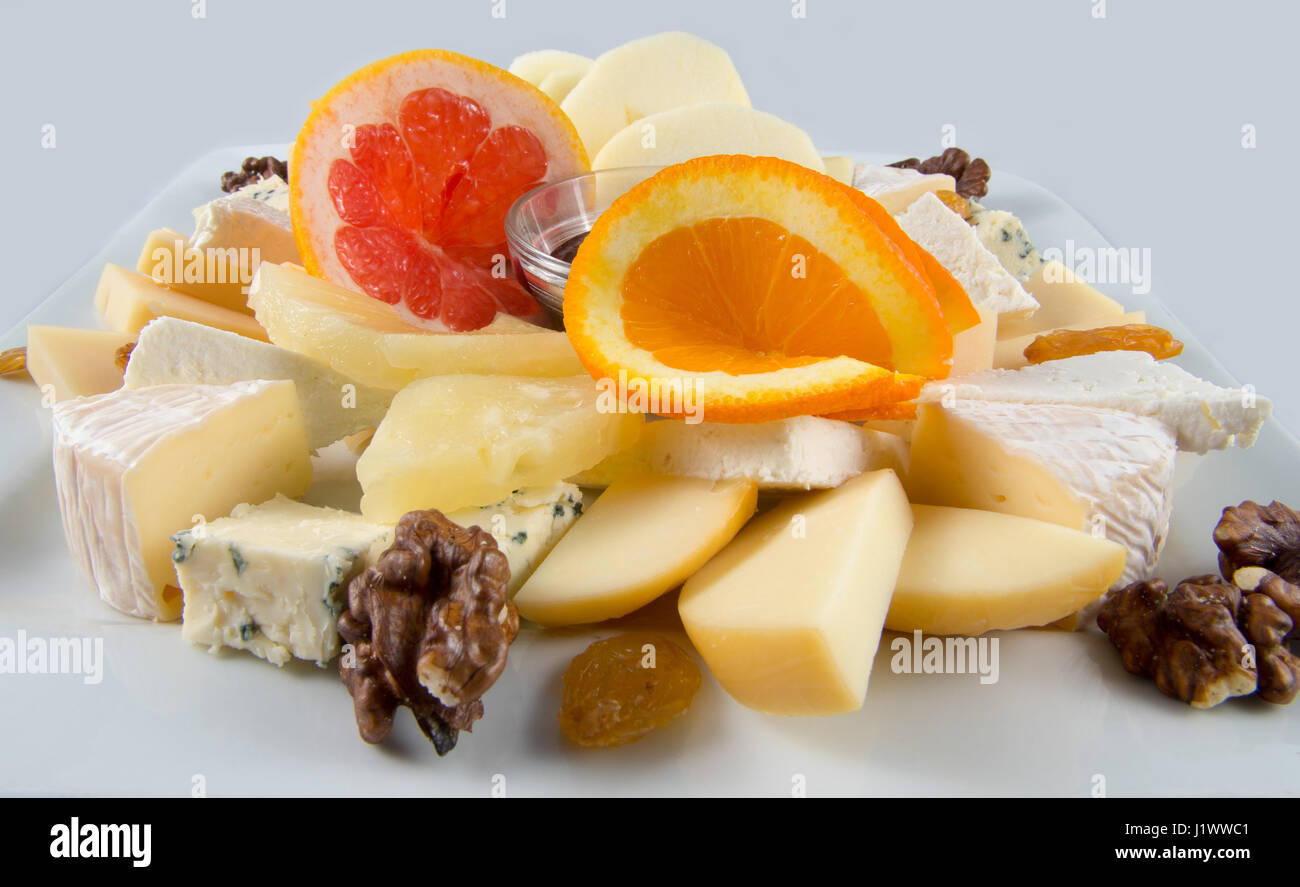 Salat mit Früchten, Nüssen, Rosinen, Blauschimmelkäse, weißem Käse und Marmelade. Stockfoto