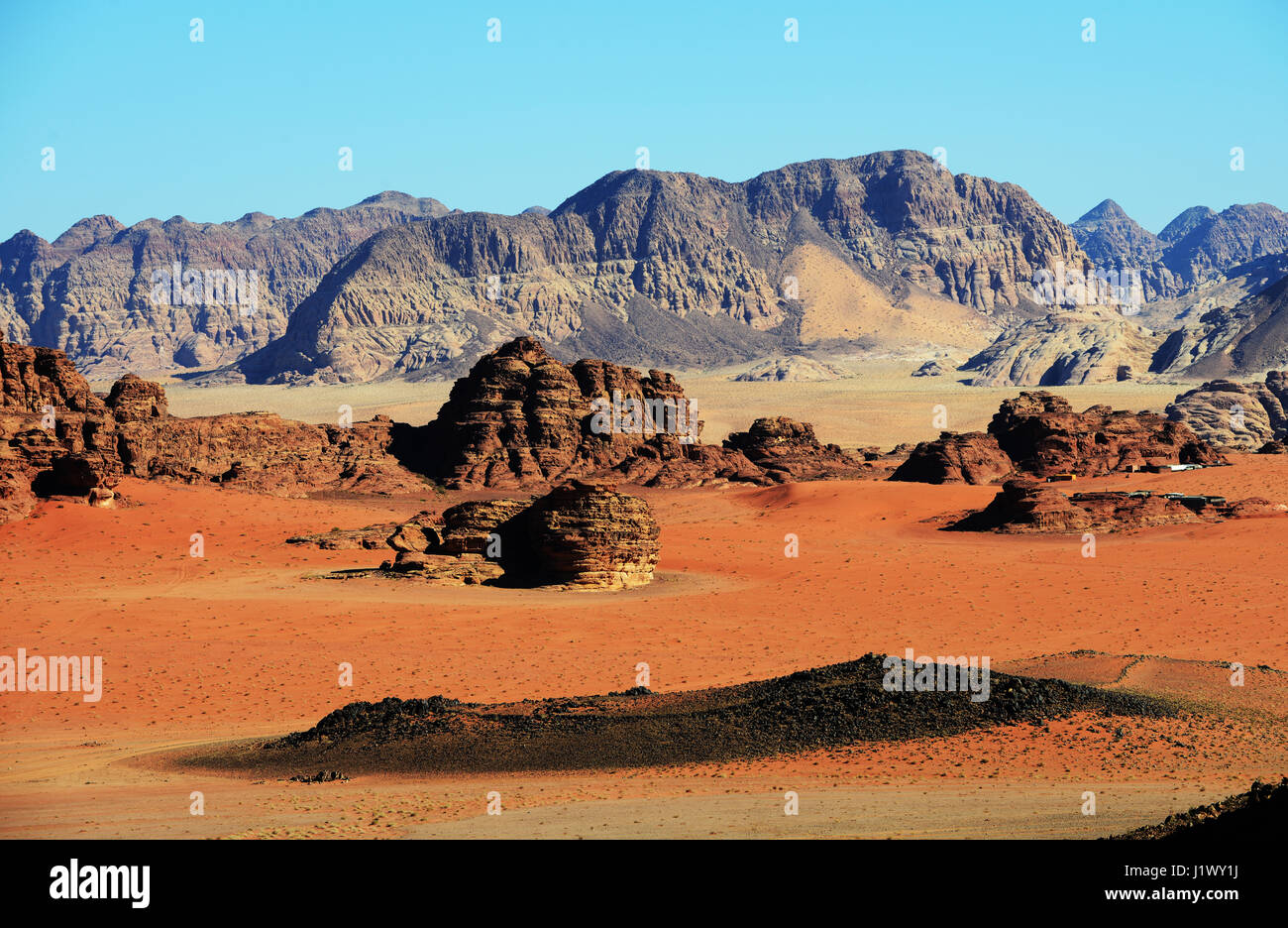 Schöne Wüstenlandschaft in Wadi Rum, Jordanien. Stockfoto