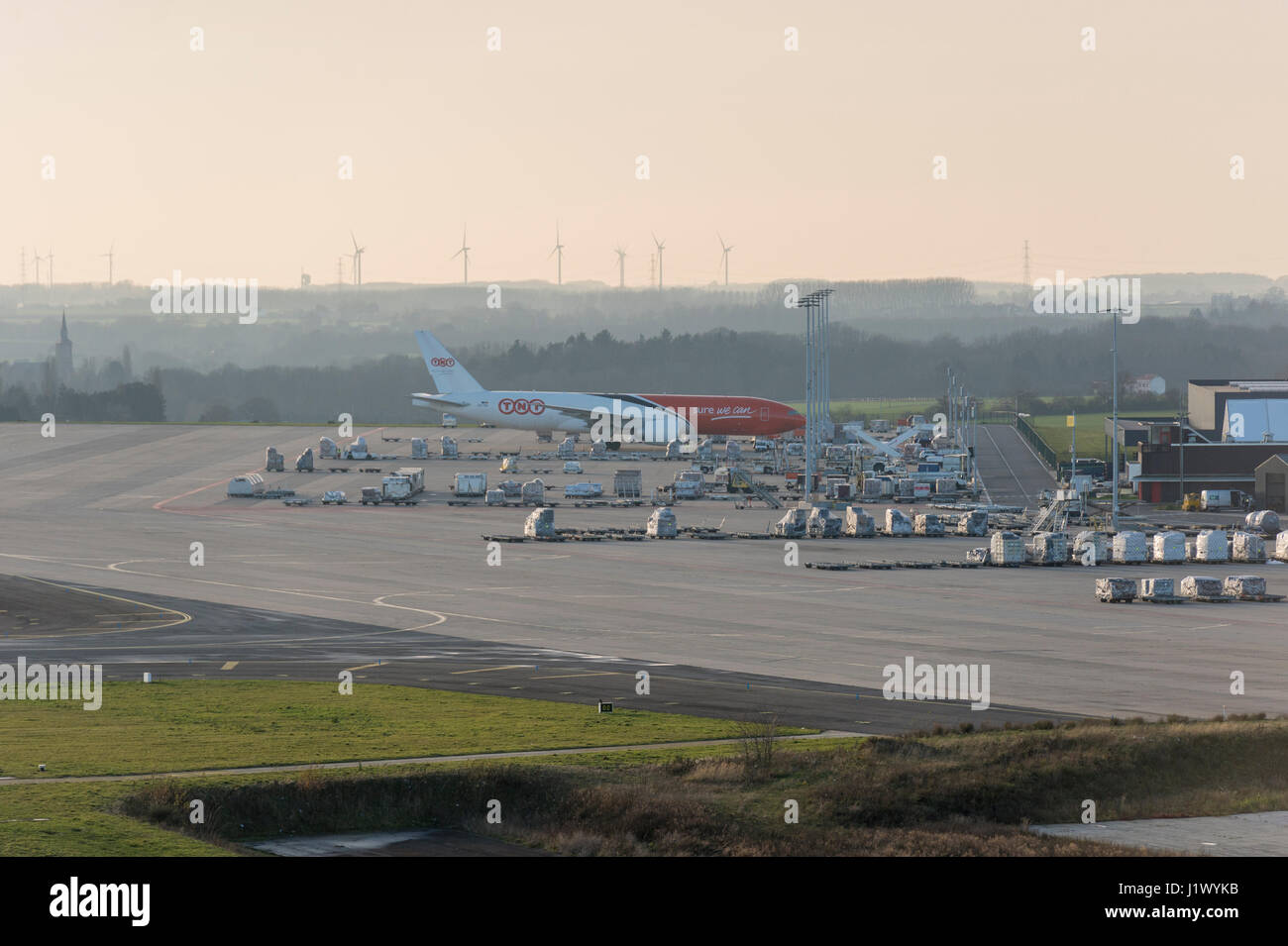 Flugzeug von TNT Expressversand bei Lieg Frachtflughafen Stockfoto