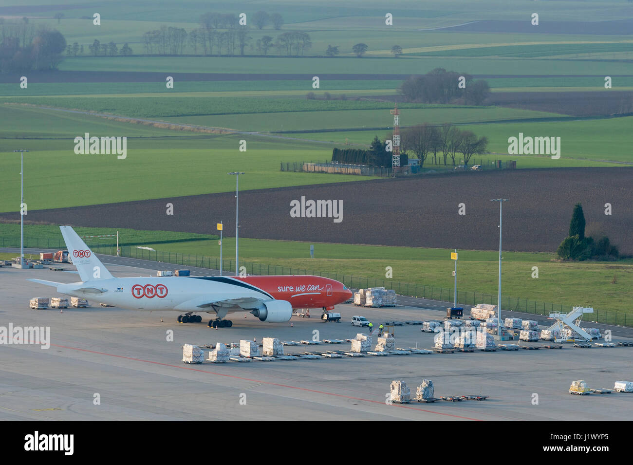 Flugzeug von TNT Expressversand bei Lieg Frachtflughafen Stockfoto