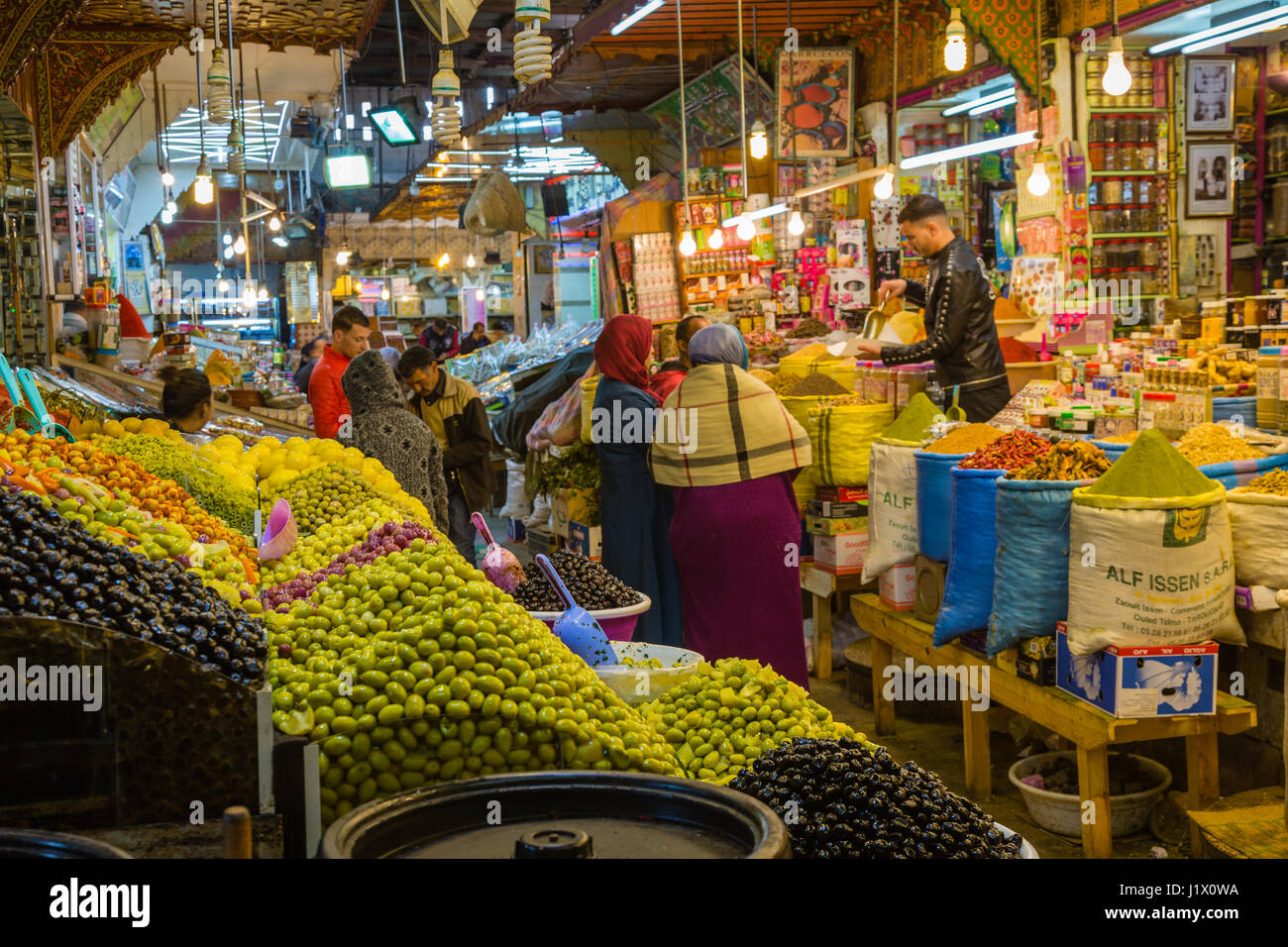 Meknès, Marokko - 4. März 2017: Traditioneller Markt mit Oliven, eingelegte Zitronen, Obst und Süßigkeiten in Medina Meknes Stockfoto