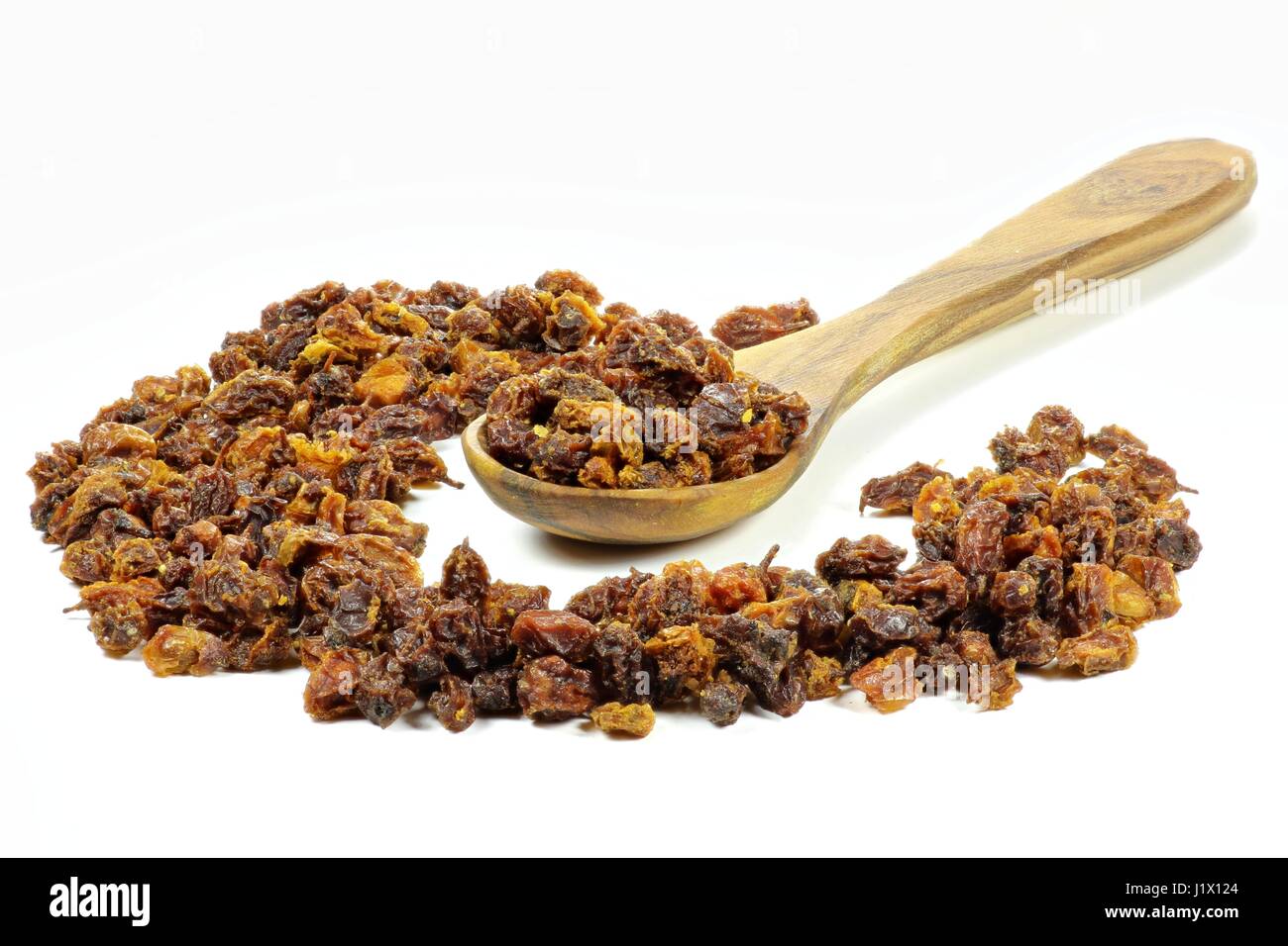 getrocknete Sanddorn-Beeren mit einem Löffel gemacht von Olivenholz isoliert auf weißem Hintergrund Stockfoto