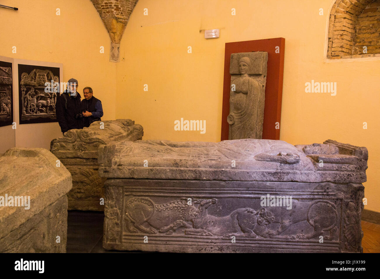 Das Nationale Archäologische Museum in Tarquinia, können Besucher aus nächster Nähe untersuchen eine herrliche Sammlung von Marmor und Alabaster etruskischen Sarkophagen. Stockfoto