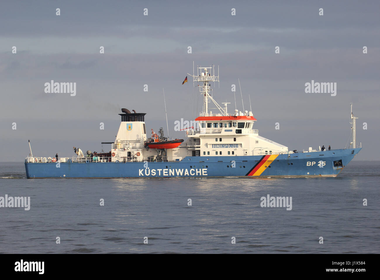 Deutsche Bundespolizei Boot BP25 BAYREUTH an der Elbe. Die Kustenwache ist ein Zusammenschluss von mehreren Bundesbehörden. Stockfoto