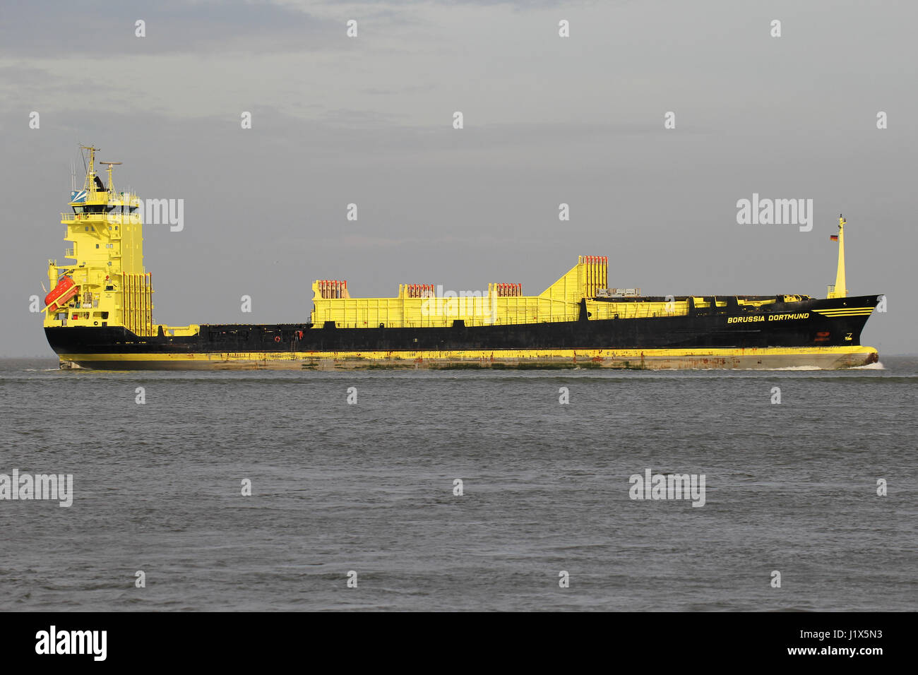 700 TEU Container ship BORUSSIA DORTMUND an der Elbe. Borussia Dortmund ist einer der erfolgreichsten Vereine in der deutschen Fußballgeschichte. Stockfoto
