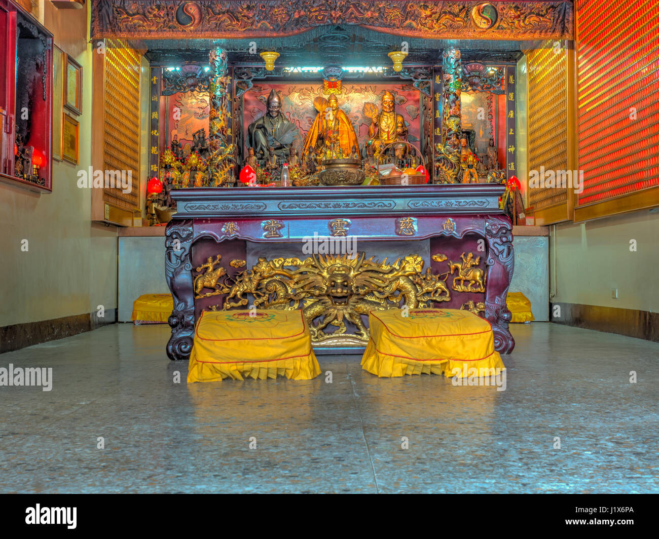 Taipeh, Taiwan - 4. Oktober 2016: Ein Altar in einem typischen taiwanesischen Tempel Stockfoto