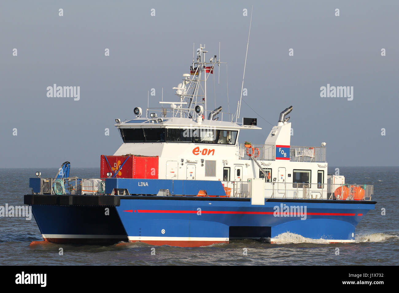 Crew Transfer Schiff LINA an der Elbe. Die Katze-SCHNEISE zartere LINA ist zur Bedienung von E.ON in der deutschen Nordsee. Stockfoto
