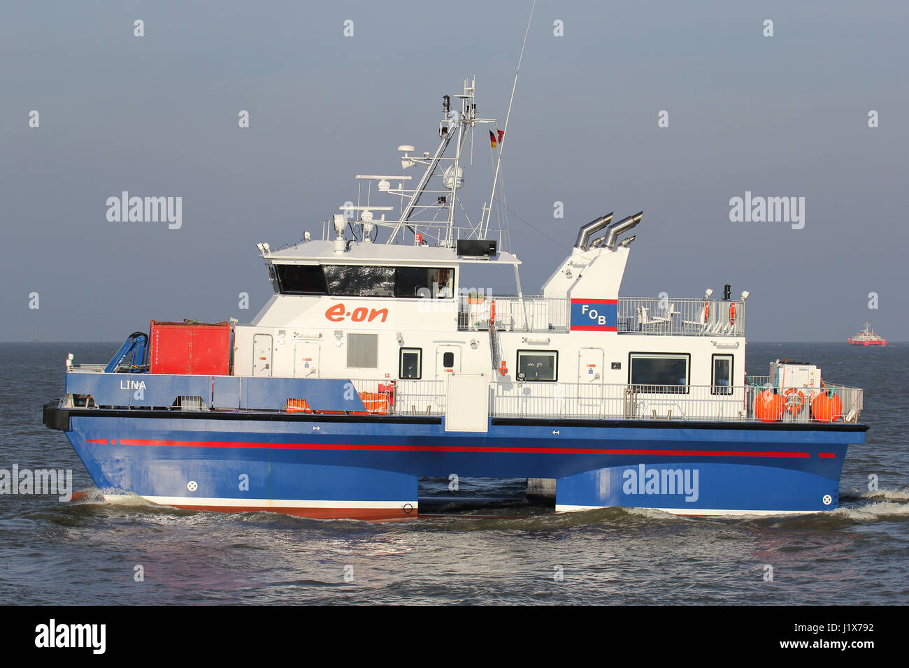 Crew Transfer Schiff LINA an der Elbe. Die Katze-SCHNEISE zartere LINA ist zur Bedienung von E.ON in der deutschen Nordsee. Stockfoto