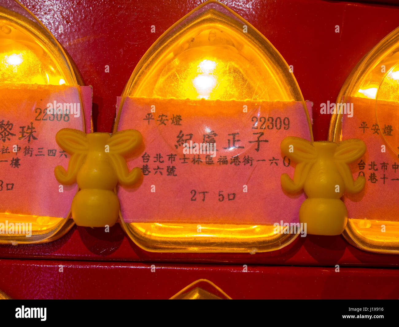 Taipeh, Taiwan - 12. Oktober 2016: Spenderliste vertreten durch kleine Lichter am Baoan Tempel Stockfoto