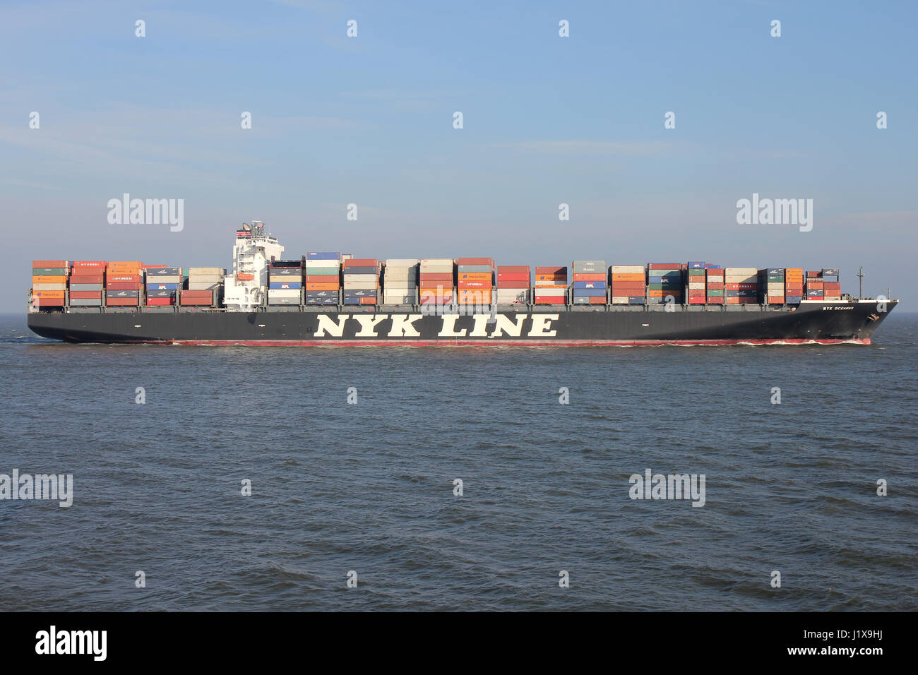 NYK OCEANUS an der Elbe. Nippon Yusen Kabushiki Kaisha (NYK) ist eines der ältesten und größten Reedereien der Welt. Stockfoto