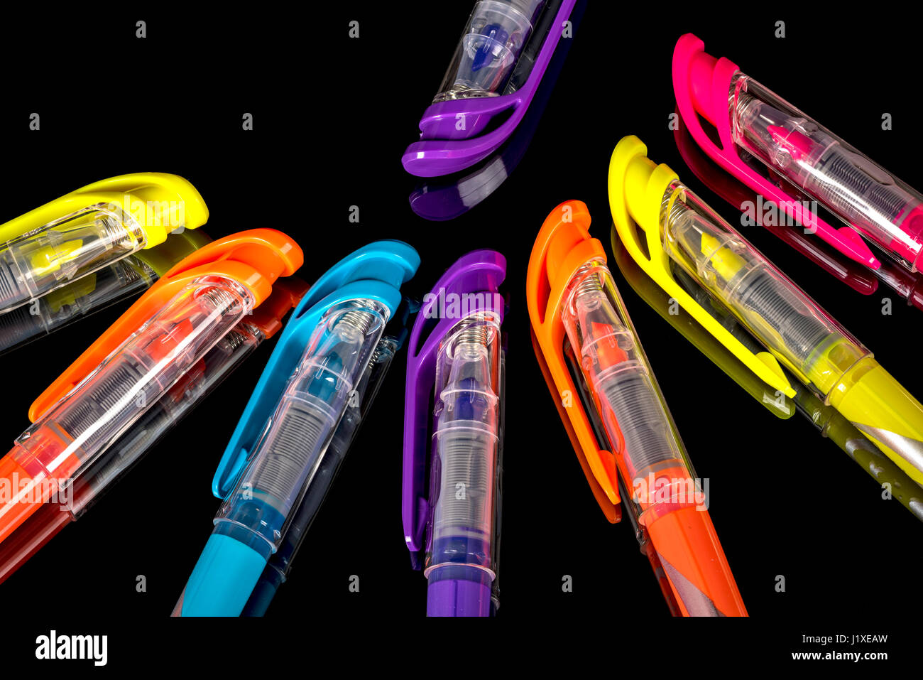 Viele farbige Stifte mit Kunststoffkappen auf Sie Stockfoto