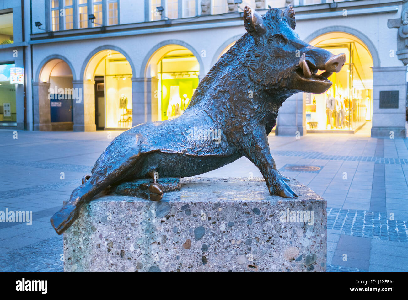 München, Bayern, Deutschland - 29. März 2017. Statue eines Ebers an der Tür des Museums für Jagd und Fischerei von München Stockfoto