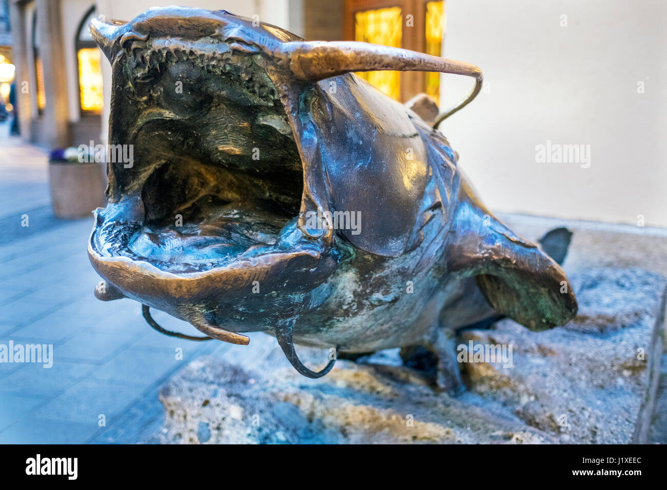 München, Bayern, Deutschland 29. März 2017. Statue von einem Wels an der Tür des Museums für Jagd und Fischerei von München Stockfoto