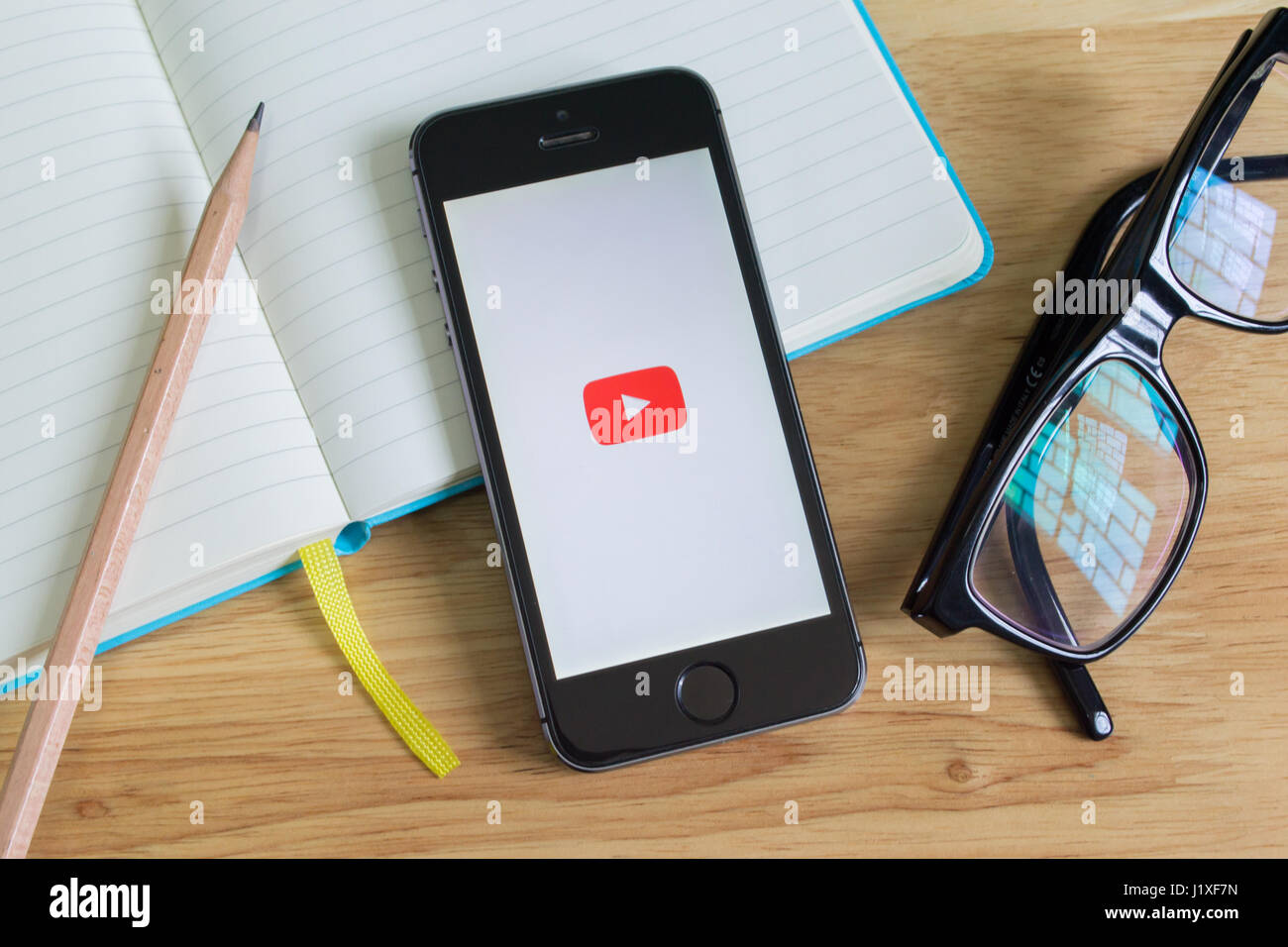 Bangkok, Thailand - 22 April, 2017: Apple iPhone 5s zeigt den Bildschirm mit YouTube Anwendung. Stockfoto