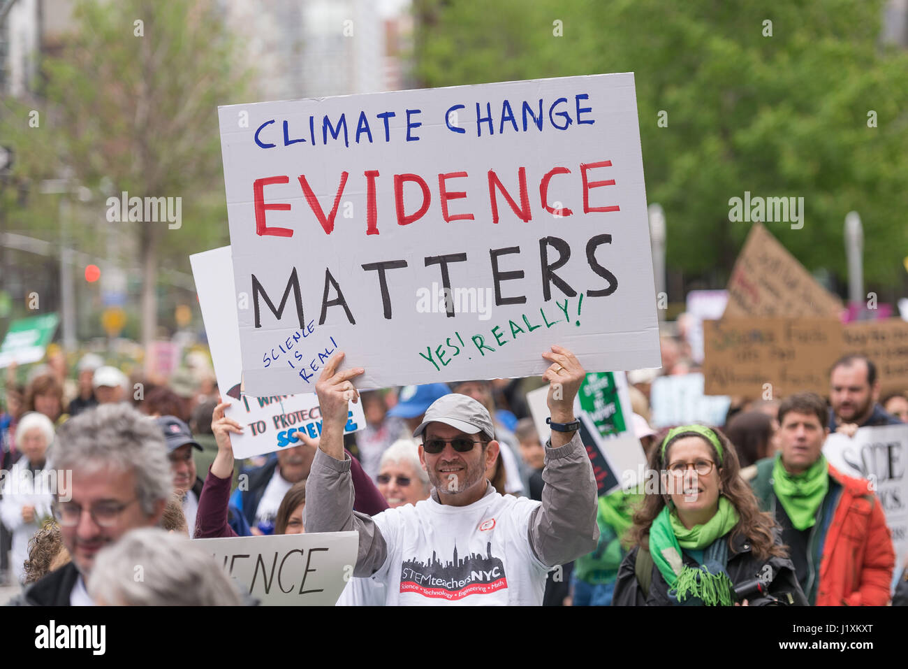 Mehrere tausend Demonstranten versammelten sich am Central Park West in der Nähe von Trump International Hotel vor marschieren am Broadway New York Citys März für die Wissenschaft. Der NYC-Marsch und andere gleichzeitig bundesweit gehalten wurden als Begleiter der Marsch für die Wissenschaft in Washington, DC als Protest der Trump Verwaltung Umwelt- und pädagogischen Agenden Ereignisse organisiert. (Foto b Albin Lohr-Jones/Pacific Press) Stockfoto