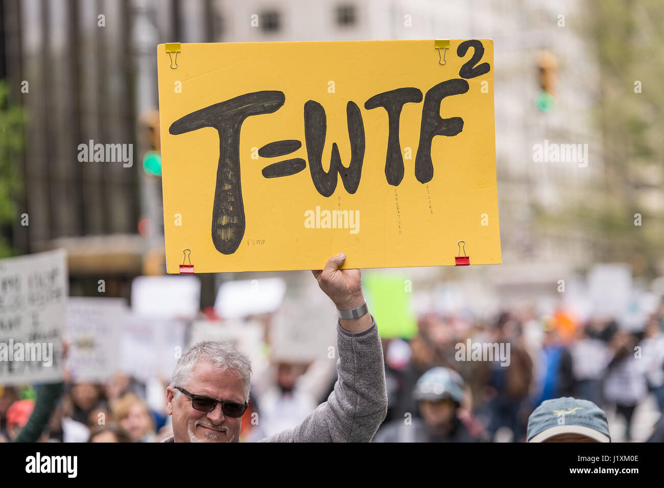 Mehrere tausend Demonstranten versammelten sich am Central Park West in der Nähe von Trump International Hotel vor marschieren am Broadway New York Citys März für die Wissenschaft. Der NYC-Marsch und andere gleichzeitig bundesweit gehalten wurden als Begleiter der Marsch für die Wissenschaft in Washington, DC als Protest der Trump Verwaltung Umwelt- und pädagogischen Agenden Ereignisse organisiert. (Foto b Albin Lohr-Jones/Pacific Press) Stockfoto