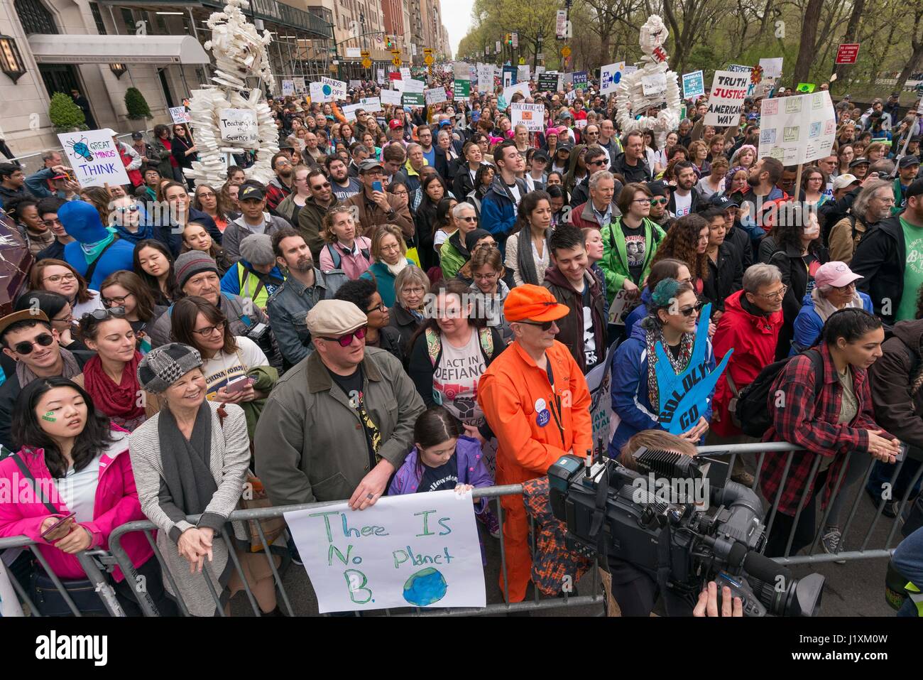 Mehrere tausend Demonstranten versammelten sich am Central Park West in der Nähe von Trump International Hotel vor marschieren am Broadway New York Citys März für die Wissenschaft. Der NYC-Marsch und andere gleichzeitig bundesweit gehalten wurden als Begleiter der Marsch für die Wissenschaft in Washington, DC als Protest der Trump Verwaltung Umwelt- und pädagogischen Agenden Ereignisse organisiert. (Foto b Albin Lohr-Jones/Pacific Press) Stockfoto