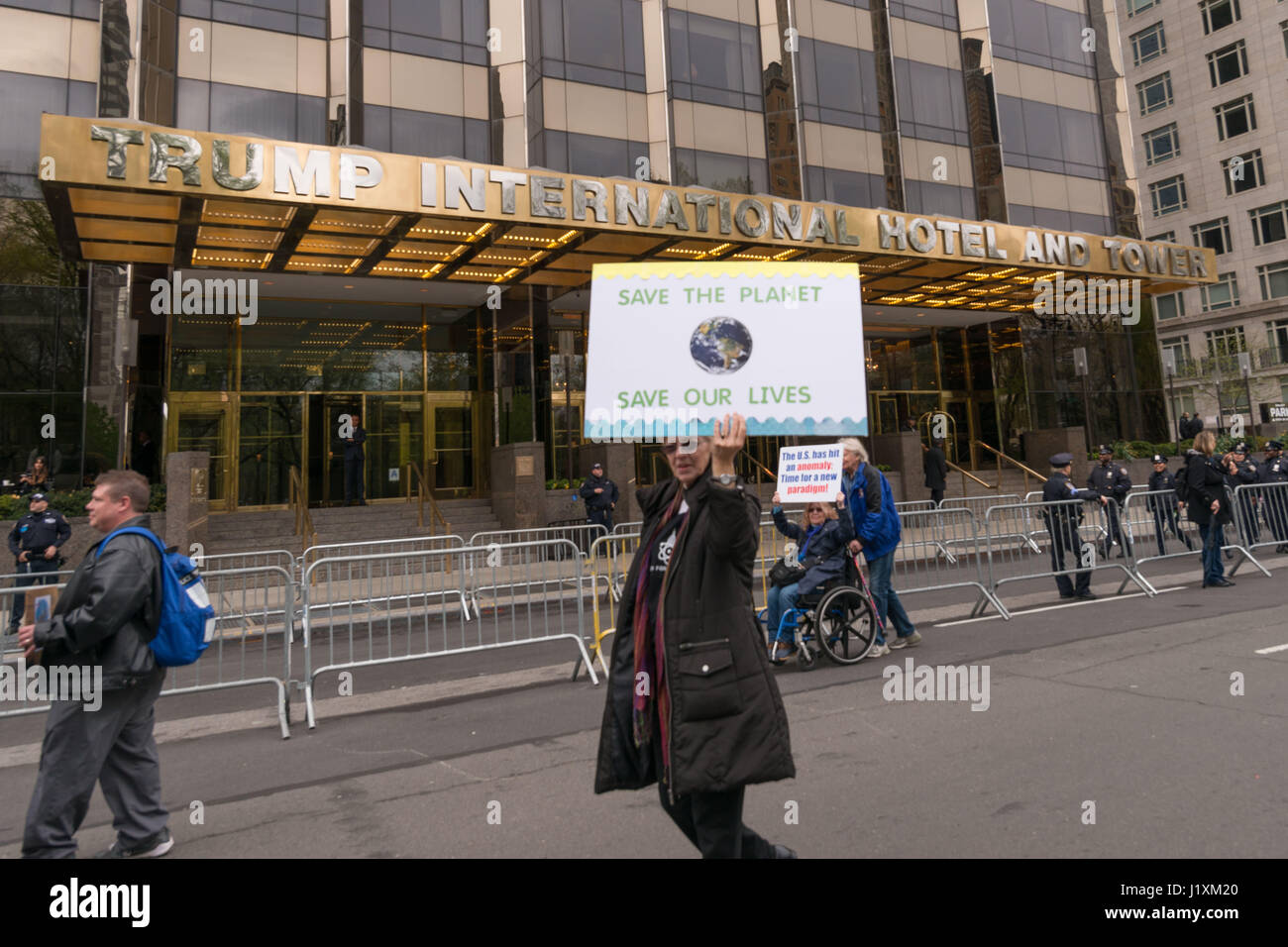 Mehrere tausend Demonstranten versammelten sich am Central Park West in der Nähe von Trump International Hotel vor marschieren am Broadway New York Citys März für die Wissenschaft. Der NYC-Marsch und andere gleichzeitig bundesweit gehalten wurden als Begleiter der Marsch für die Wissenschaft in Washington, DC als Protest der Trump Verwaltung Umwelt- und pädagogischen Agenden Ereignisse organisiert. (Foto b Albin Lohr-Jones/Pacific Press) Stockfoto