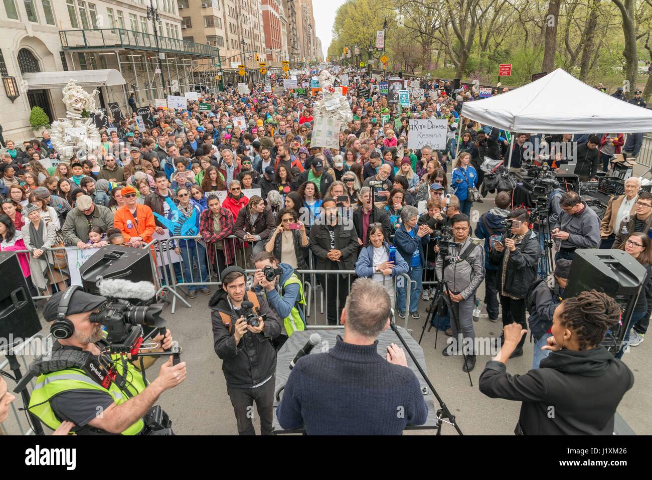 Mehrere tausend Demonstranten versammelten sich am Central Park West in der Nähe von Trump International Hotel vor marschieren am Broadway New York Citys März für die Wissenschaft. Der NYC-Marsch und andere gleichzeitig bundesweit gehalten wurden als Begleiter der Marsch für die Wissenschaft in Washington, DC als Protest der Trump Verwaltung Umwelt- und pädagogischen Agenden Ereignisse organisiert. (Foto b Albin Lohr-Jones/Pacific Press) Stockfoto