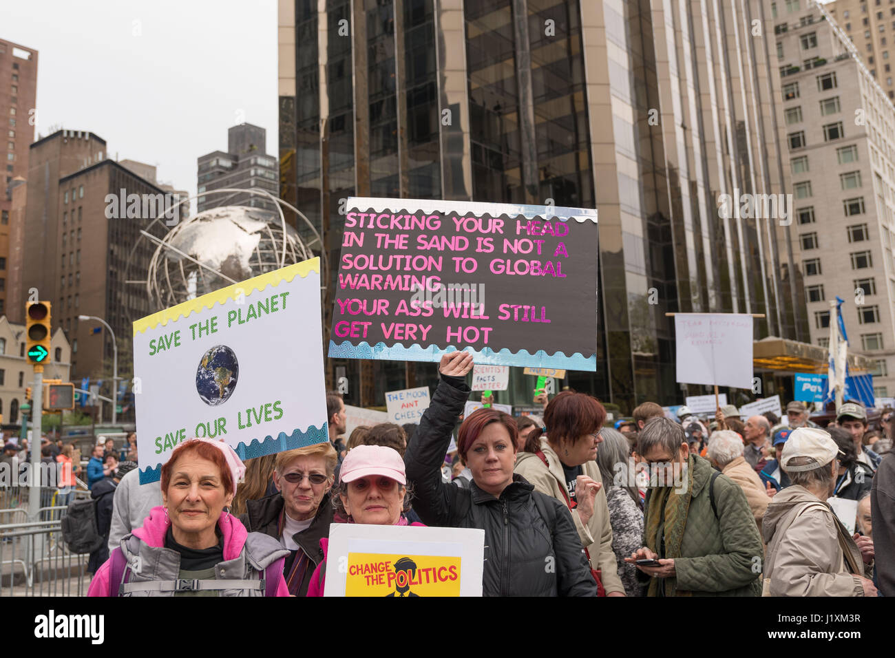 Mehrere tausend Demonstranten versammelten sich am Central Park West in der Nähe von Trump International Hotel vor marschieren am Broadway New York Citys März für die Wissenschaft. Der NYC-Marsch und andere gleichzeitig bundesweit gehalten wurden als Begleiter der Marsch für die Wissenschaft in Washington, DC als Protest der Trump Verwaltung Umwelt- und pädagogischen Agenden Ereignisse organisiert. (Foto b Albin Lohr-Jones/Pacific Press) Stockfoto