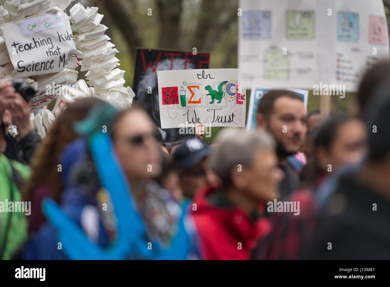 Mehrere tausend Demonstranten versammelten sich am Central Park West in der Nähe von Trump International Hotel vor marschieren am Broadway New York Citys März für die Wissenschaft. Der NYC-Marsch und andere gleichzeitig bundesweit gehalten wurden als Begleiter der Marsch für die Wissenschaft in Washington, DC als Protest der Trump Verwaltung Umwelt- und pädagogischen Agenden Ereignisse organisiert. (Foto b Albin Lohr-Jones/Pacific Press) Stockfoto
