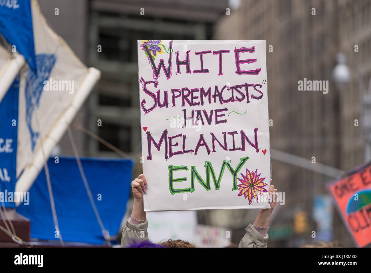 Mehrere tausend Demonstranten versammelten sich am Central Park West in der Nähe von Trump International Hotel vor marschieren am Broadway New York Citys März für die Wissenschaft. Der NYC-Marsch und andere gleichzeitig bundesweit gehalten wurden als Begleiter der Marsch für die Wissenschaft in Washington, DC als Protest der Trump Verwaltung Umwelt- und pädagogischen Agenden Ereignisse organisiert. (Foto b Albin Lohr-Jones/Pacific Press) Stockfoto