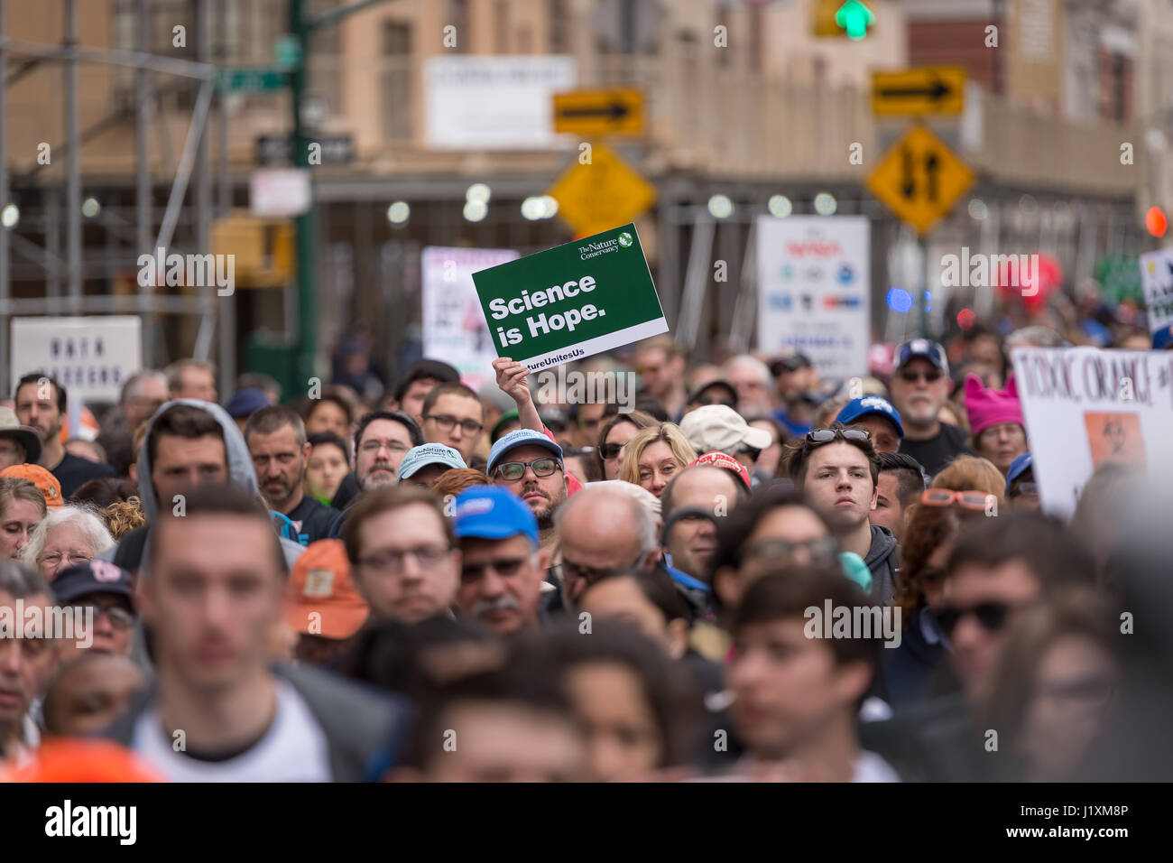 Mehrere tausend Demonstranten versammelten sich am Central Park West in der Nähe von Trump International Hotel vor marschieren am Broadway New York Citys März für die Wissenschaft. Der NYC-Marsch und andere gleichzeitig bundesweit gehalten wurden als Begleiter der Marsch für die Wissenschaft in Washington, DC als Protest der Trump Verwaltung Umwelt- und pädagogischen Agenden Ereignisse organisiert. (Foto b Albin Lohr-Jones/Pacific Press) Stockfoto