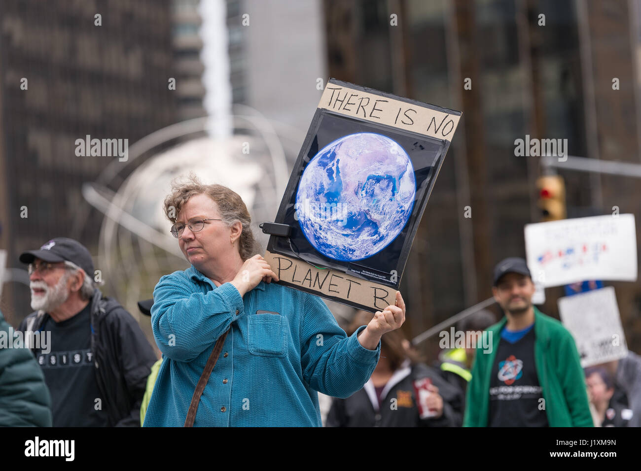 Mehrere tausend Demonstranten versammelten sich am Central Park West in der Nähe von Trump International Hotel vor marschieren am Broadway New York Citys März für die Wissenschaft. Der NYC-Marsch und andere gleichzeitig bundesweit gehalten wurden als Begleiter der Marsch für die Wissenschaft in Washington, DC als Protest der Trump Verwaltung Umwelt- und pädagogischen Agenden Ereignisse organisiert. (Foto b Albin Lohr-Jones/Pacific Press) Stockfoto