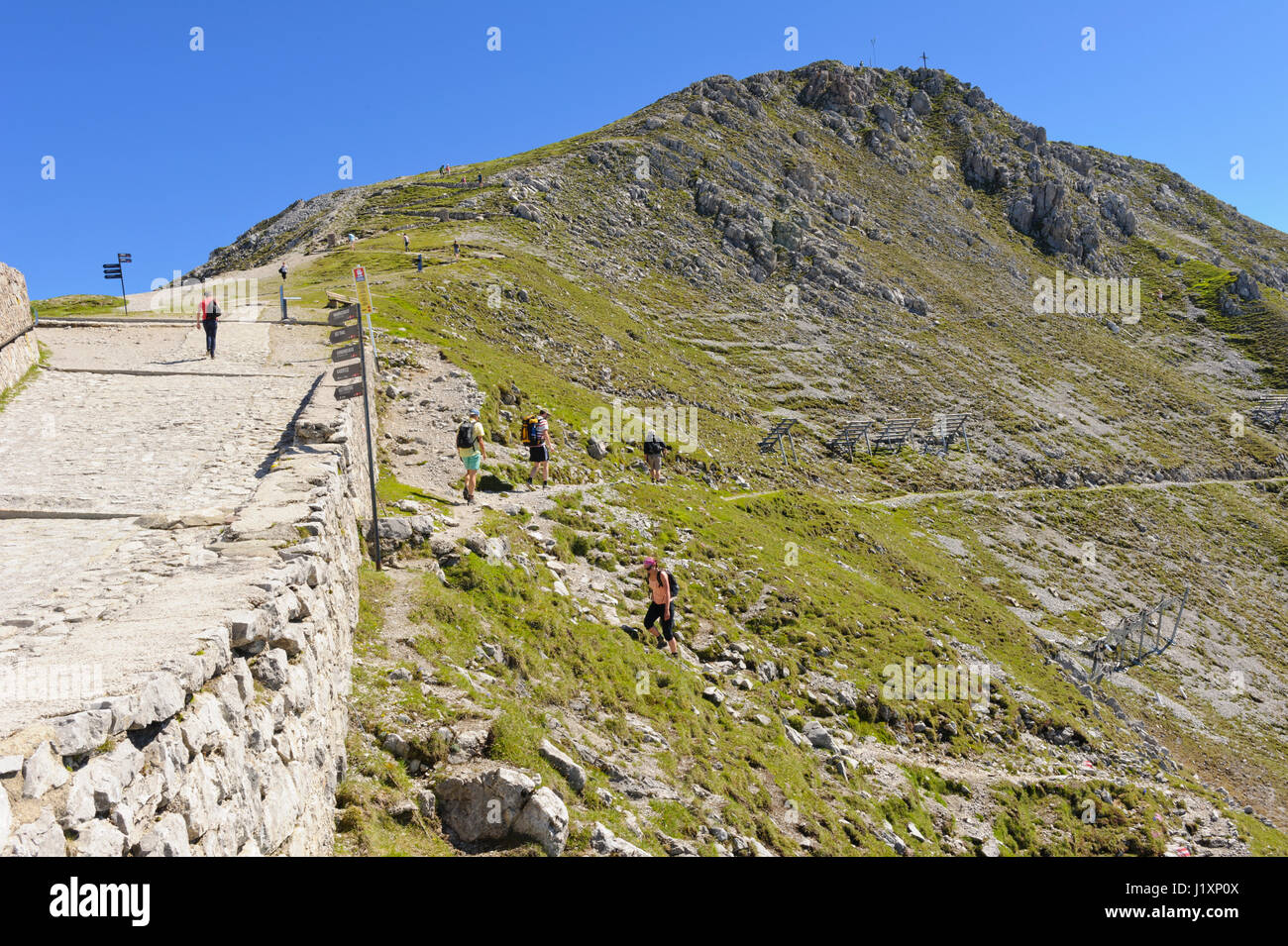 Wanderer, die ihren Weg an die Spitze des Berges aus dem Hefelekar Cable Car Station, Innsbruck, Tirol, Österreich Stockfoto