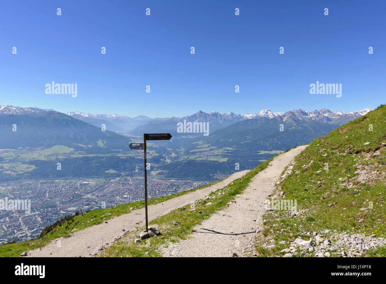 Ein Wanderweg mit einem Panorama von Innsbruck aus der Seegrube Cable Car Station, Innsbruck, Tirol, Österreich Stockfoto