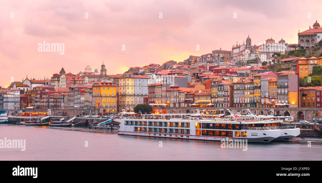 Altstadt von Porto bei Sonnenuntergang, Portugal. Stockfoto