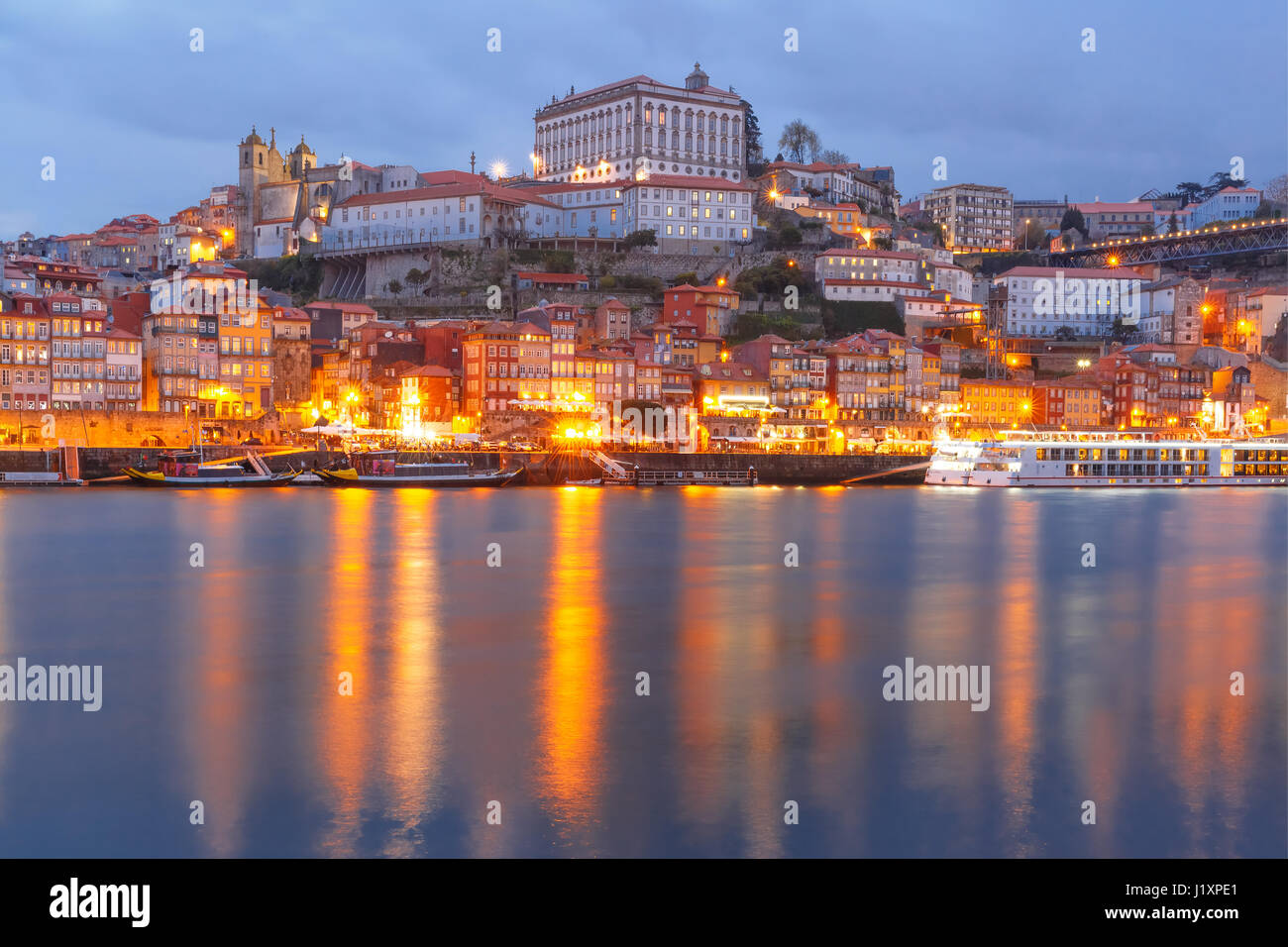 Altstadt von Porto in der Nacht, Portugal. Stockfoto