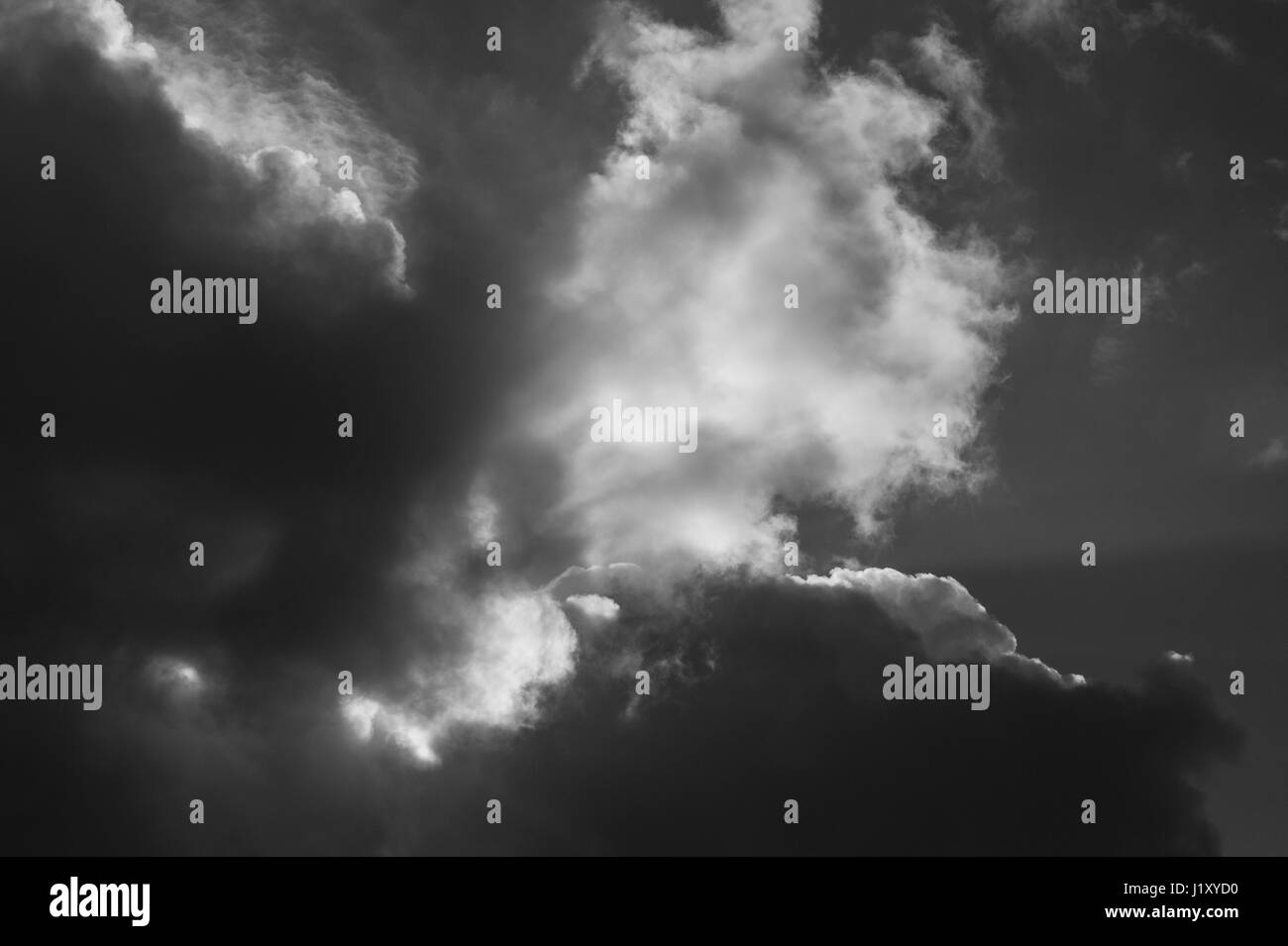 Cumulonimbus Wolken mit Sonnenlicht versuchen zu durchbrechen Stockfoto