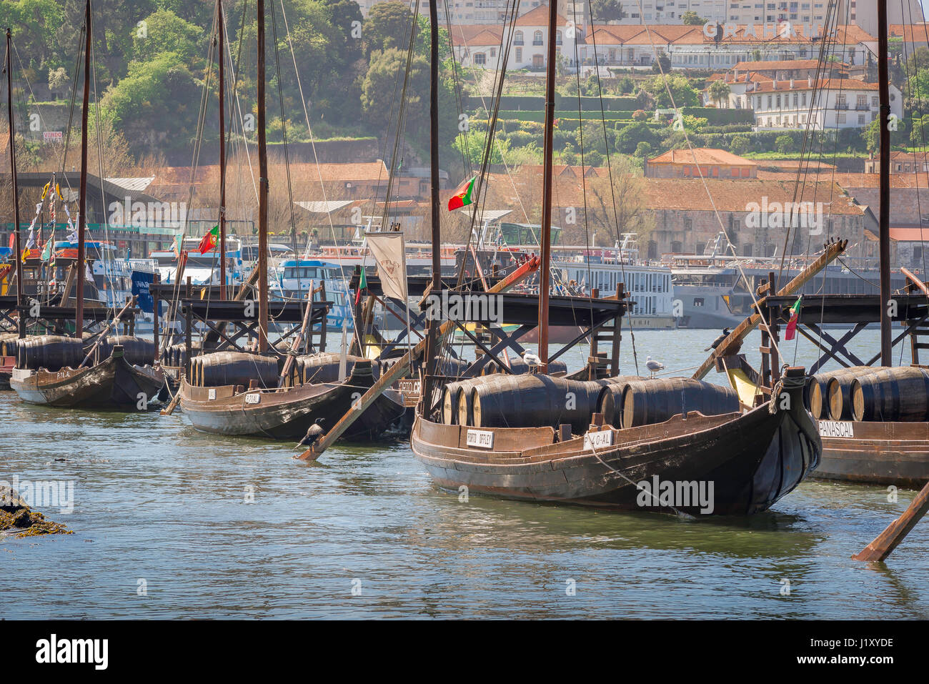 Rabelo-Boot Porto, Blick auf traditionelle Rabelo-Boote auf dem Rio Douro, der an der Uferpromenade in Porto, Europa, festgemacht ist. Stockfoto