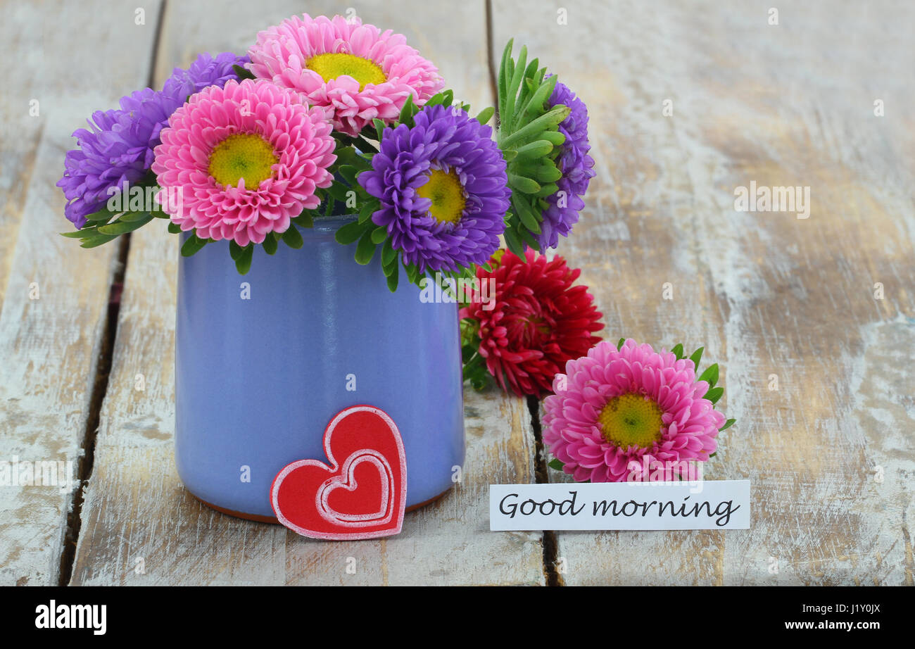 Guten Karte mit bunten Daisy Blumen in blauer Vase und rotes