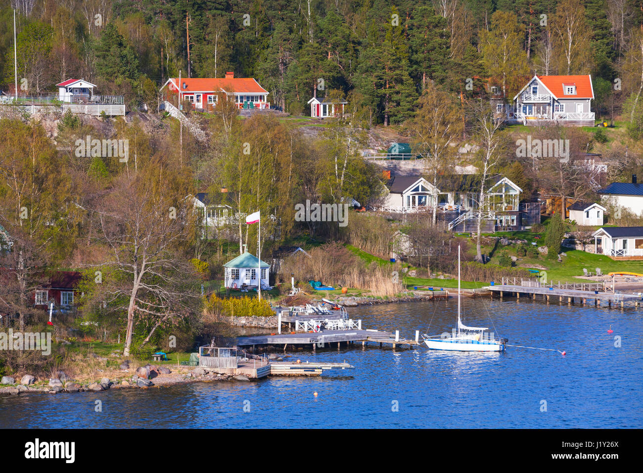 Schwedische ländliche Landschaft, Dorf an der Küste mit Holzhäusern Stockfoto