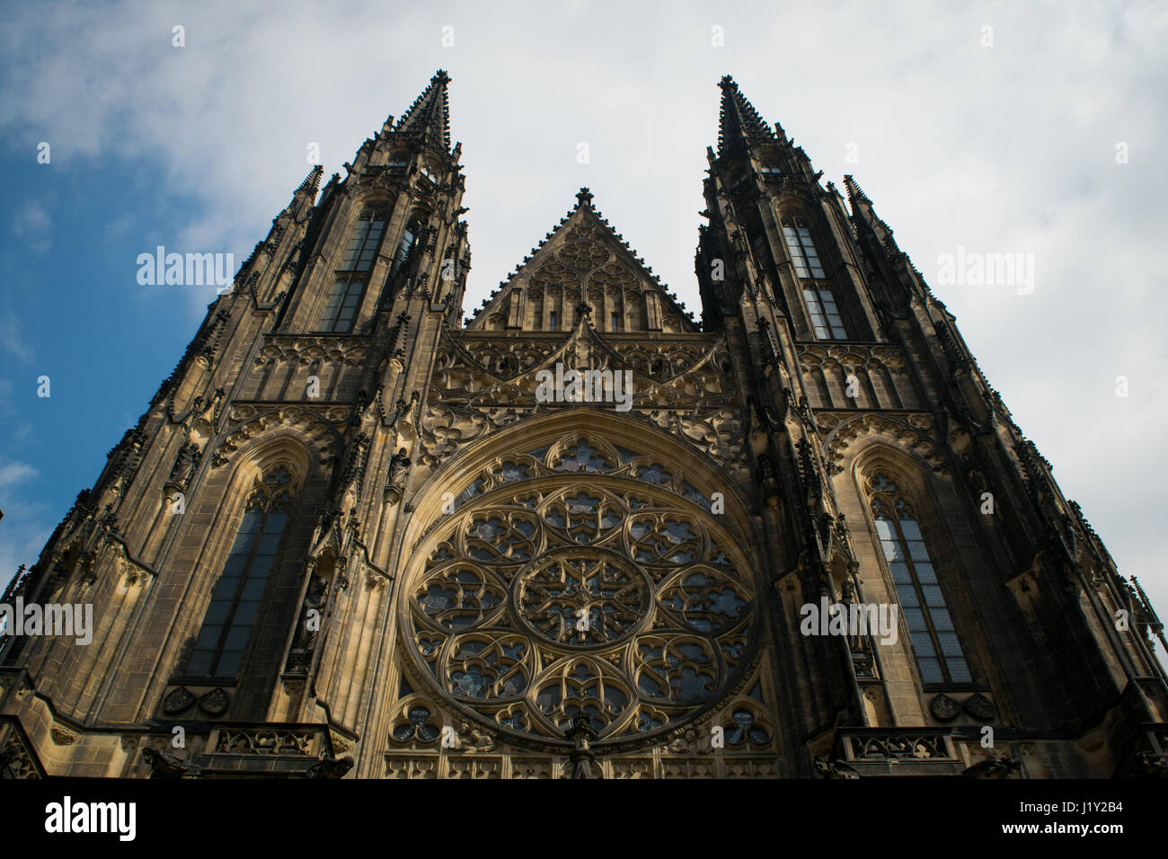 Diese Kathedrale ist ein ausgezeichnetes Beispiel der gotischen Architektur und ist die größte und bedeutendste Kirche in Prag Stockfoto