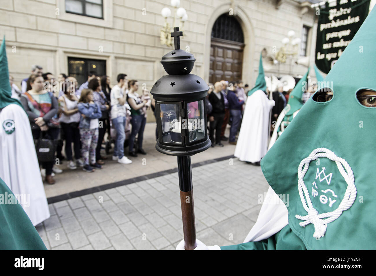 LOGROÑO, LA RIOJA, Spanien - 15 APRIL: Karwoche, religiöse Tradition Prozession mit den Menschen in Trachten, am 15. April 2017 in Logroño, La Rioja Stockfoto