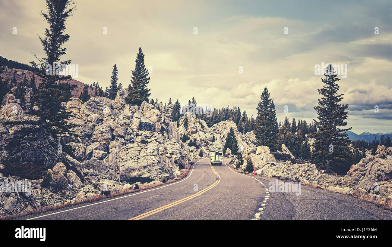 Retro-getönten Bild von einem alten Camper auf einer Bergstraße im Yellowstone-Nationalpark, Wyoming, USA. Stockfoto